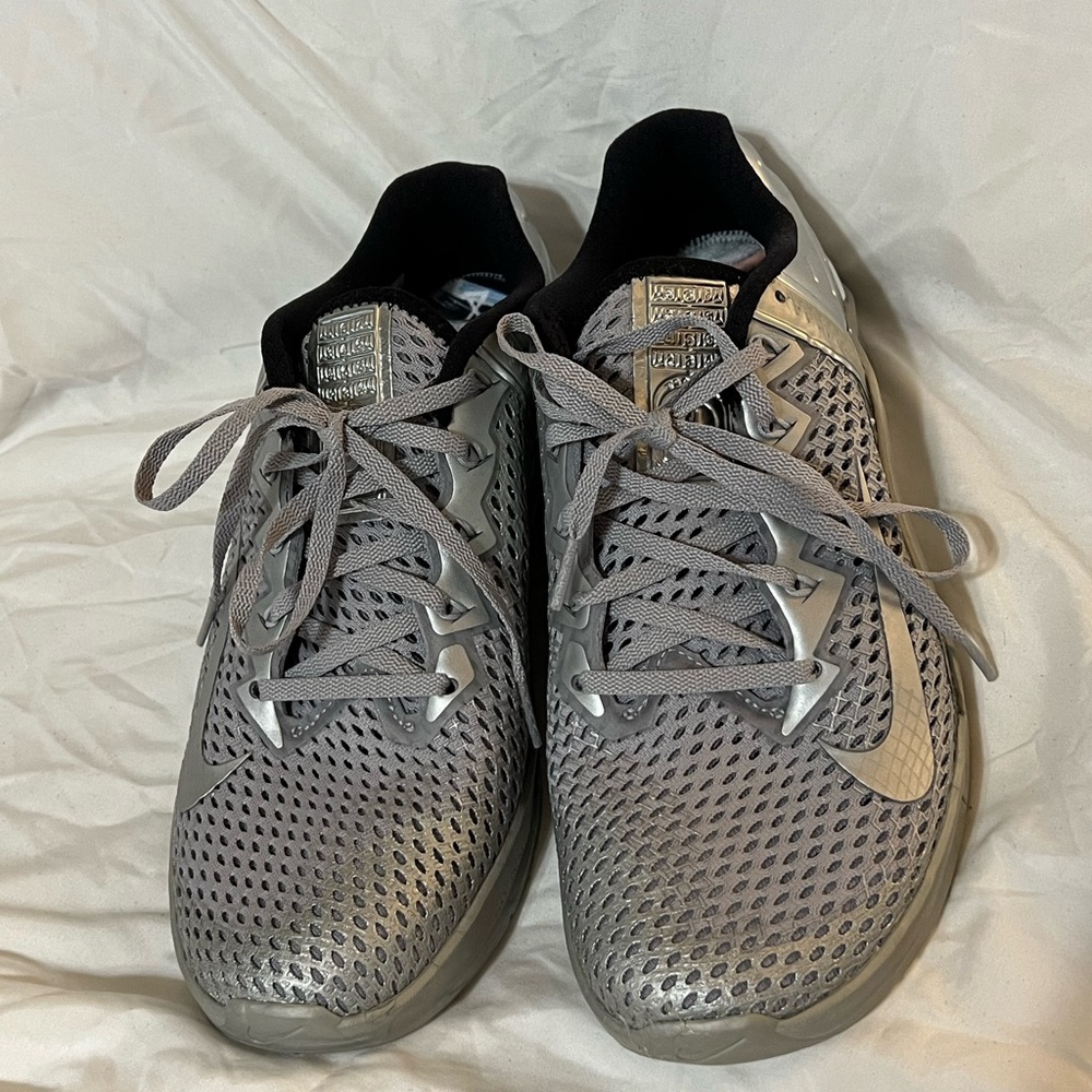 Rubber sole material, lace up closure.